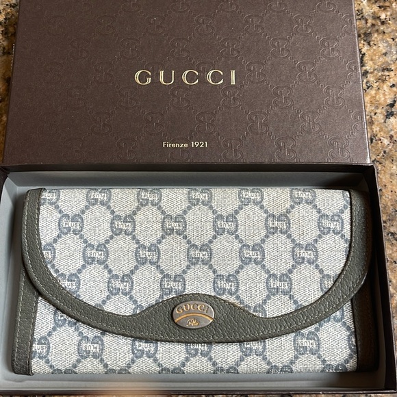 Gucci Handbags - Gucci Vintage Plus Clutch